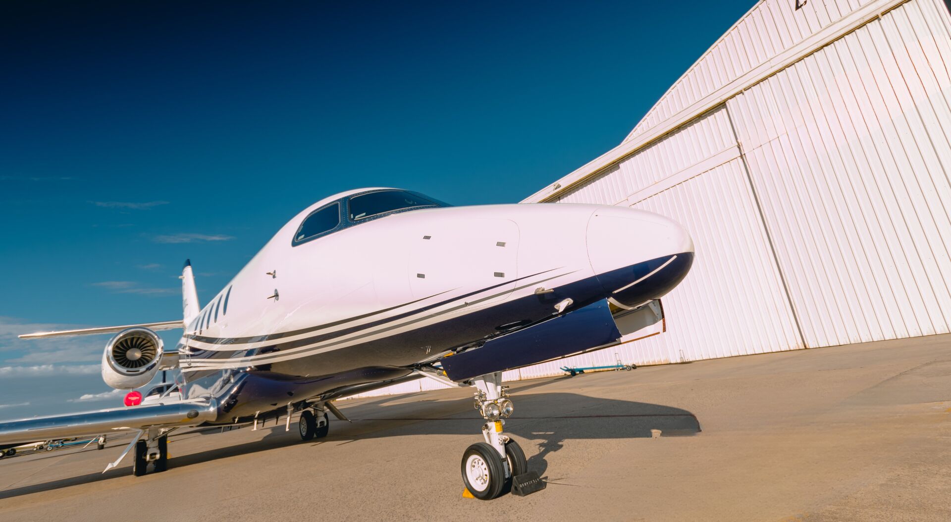 Cessna Citation Latitude frente al hangar de Aviaser en San Fernando
