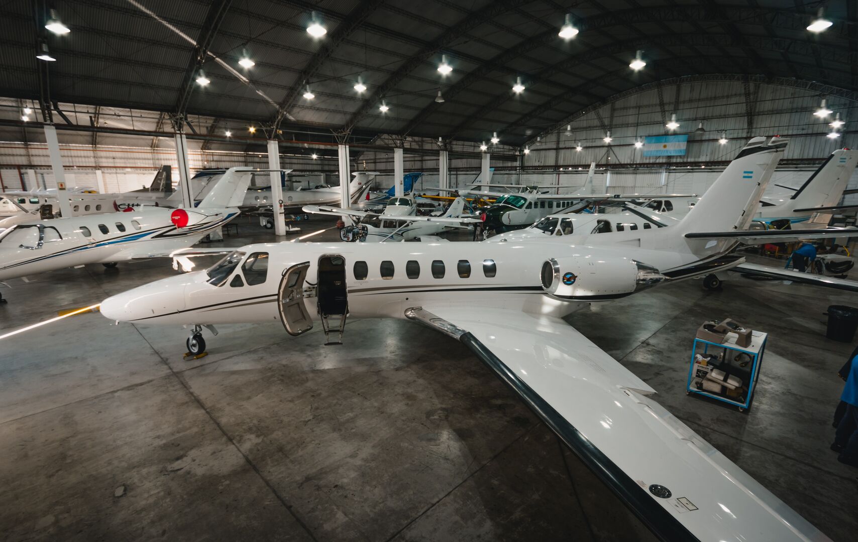 Interior del hangar de Aviaser con aeronaves Cessna y Beechcraft