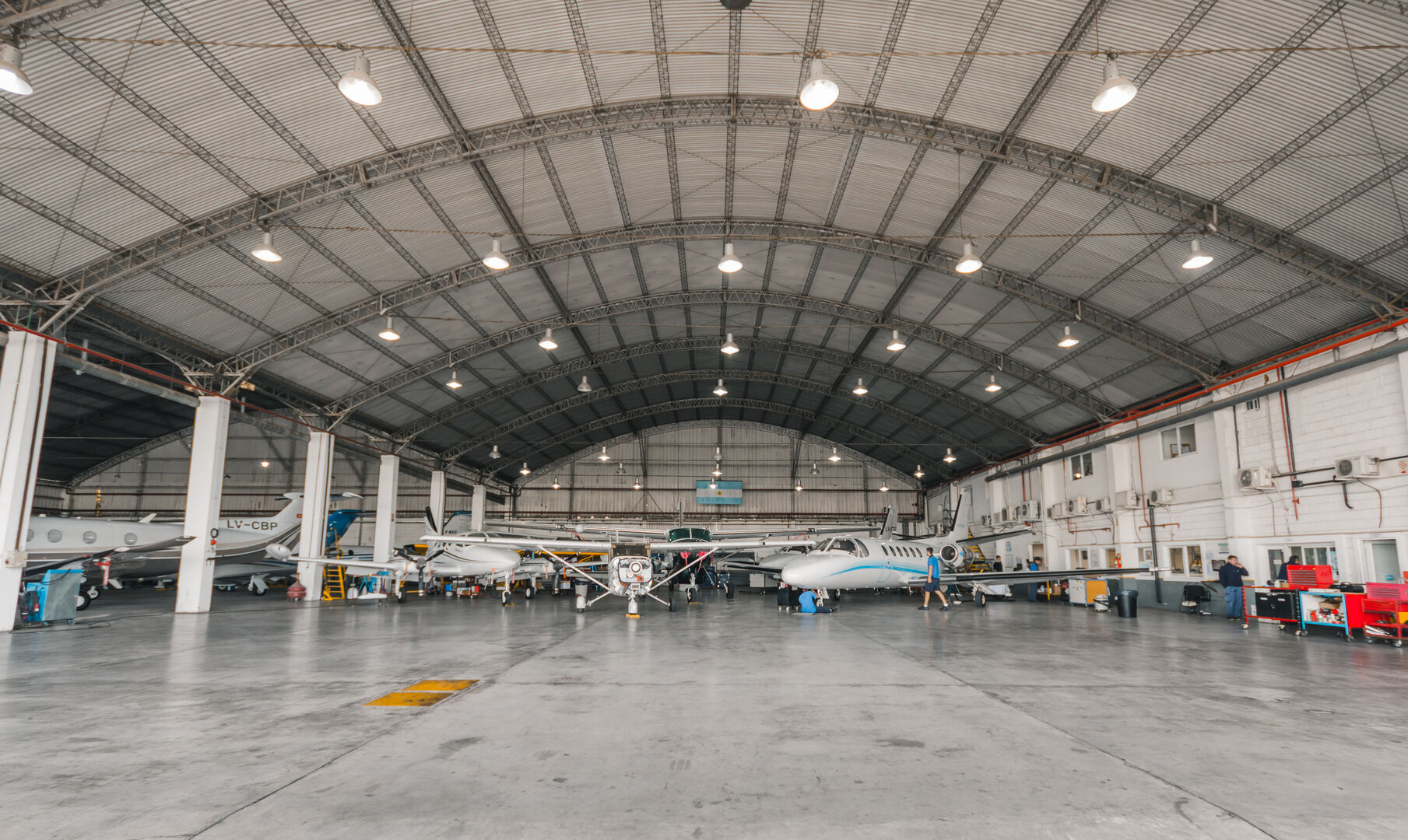 Hangar de Aviaser en San Fernando con aeronaves en línea