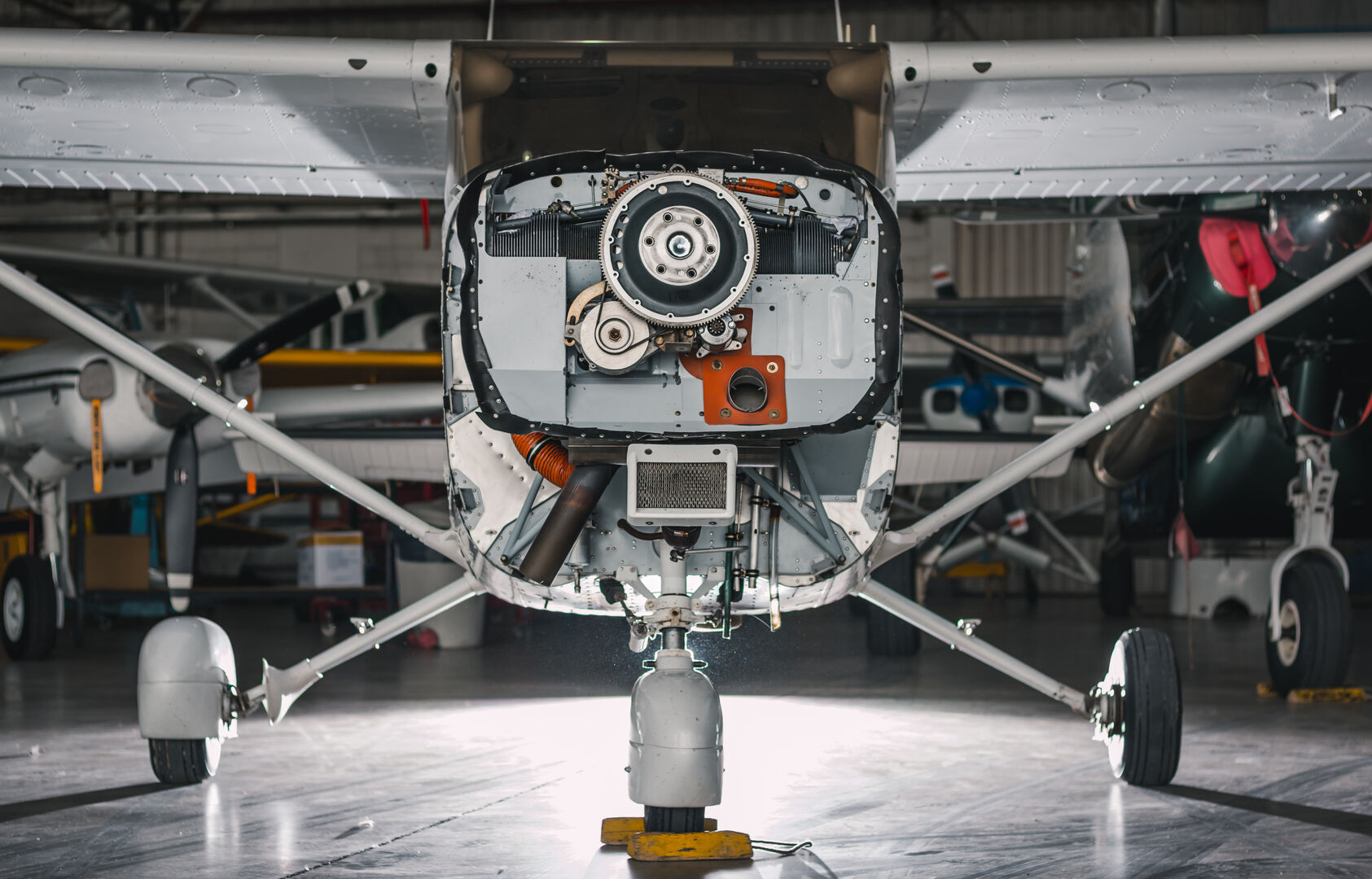 Cessna 172 con el motor a la vista en el taller de Aviaser